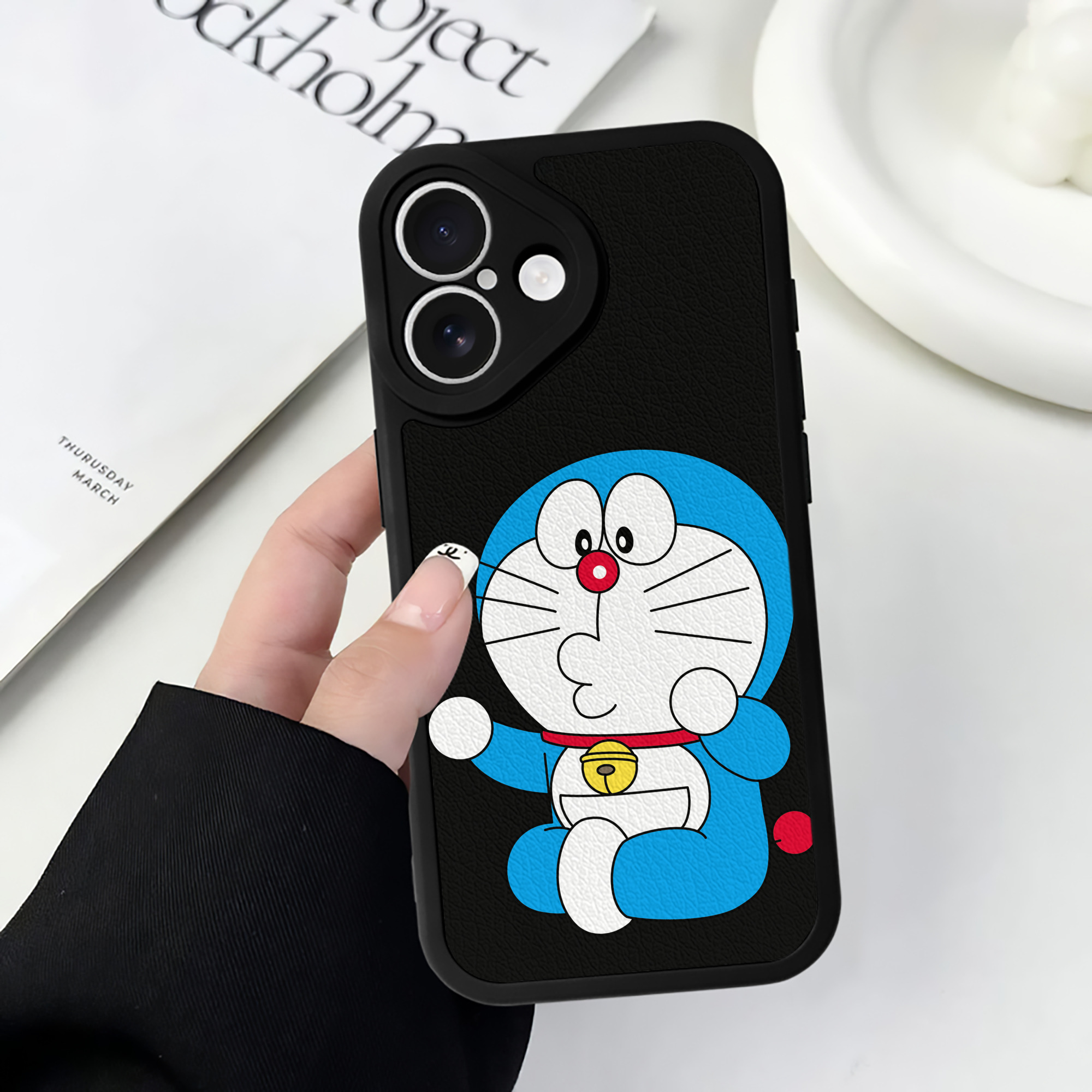 （画像用） ドラえもん Doraemon 【iPhone 16シリーズ対応】シリコンスマホケース（レザー調） 材質：シリコン